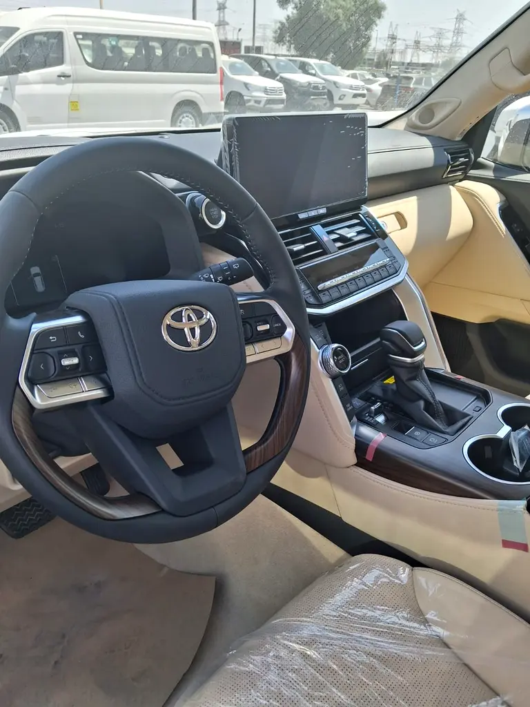 Toyota Land Cruiser VX 2025 GCC Specs - Brand New - Image 4