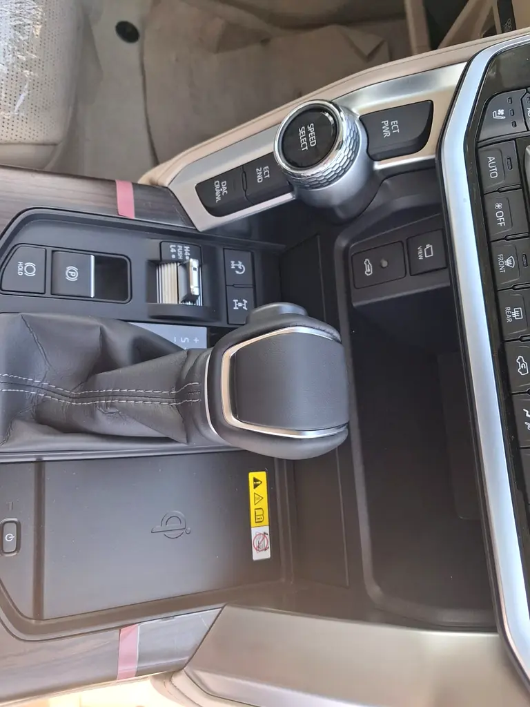 Toyota Land Cruiser VX 2025 GCC Specs - Brand New - Image 9