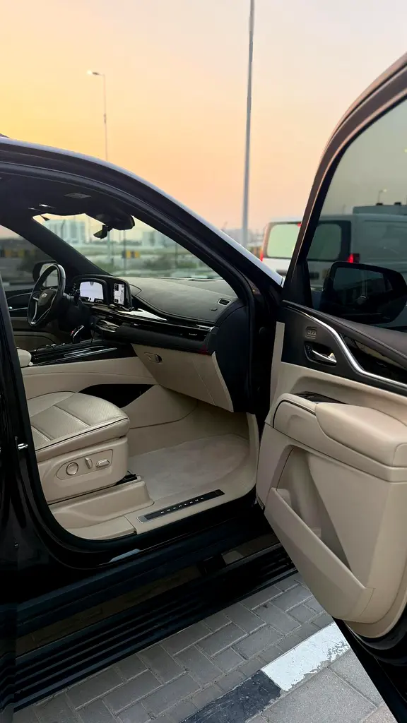 2023 Cadillac Escalade Premium Luxury | GCC | Al Ghandi Warranty | Full Agency Service - Image 10
