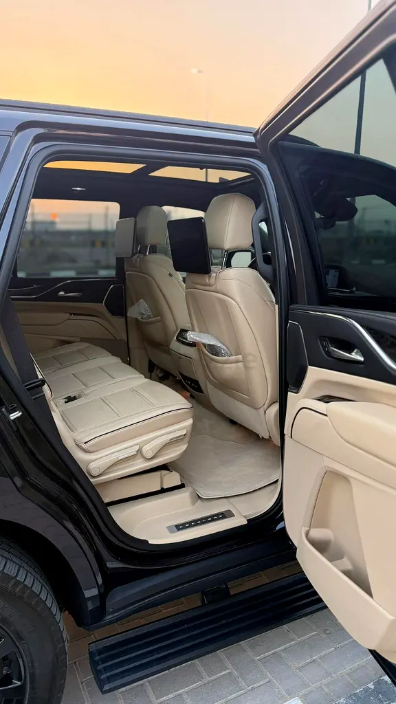 2023 Cadillac Escalade Premium Luxury | GCC | Al Ghandi Warranty | Full Agency Service - Image 11