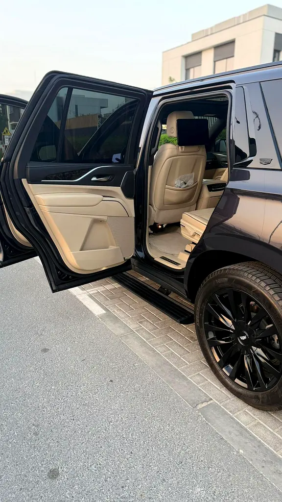 2023 Cadillac Escalade Premium Luxury | GCC | Al Ghandi Warranty | Full Agency Service - Image 12