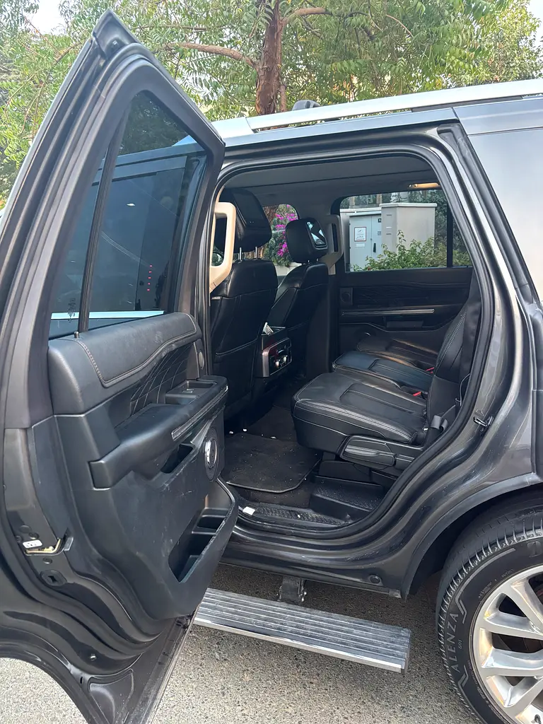 Ford Expedition Platinum - UNDER WARRANTY  SERVICE - Image 6