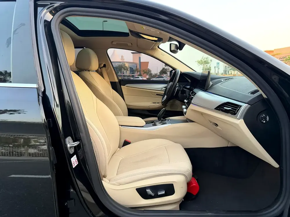 BMW 5-Series 520i 2023 GCC Specs - Pristine Condition - Image 11