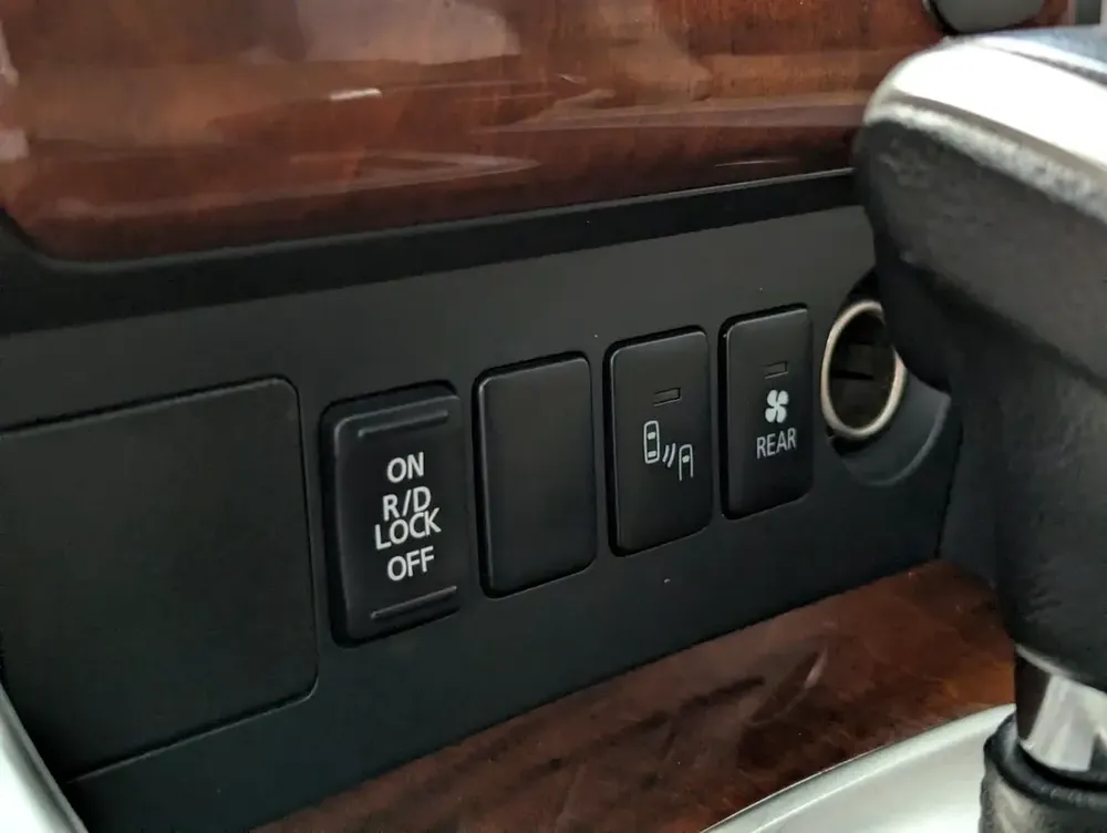 MITSUBISHI MONTERO SPORT 2016 GLS 4WD TOP LINE GCC IN EXCELLENT CONDITION - Image 10