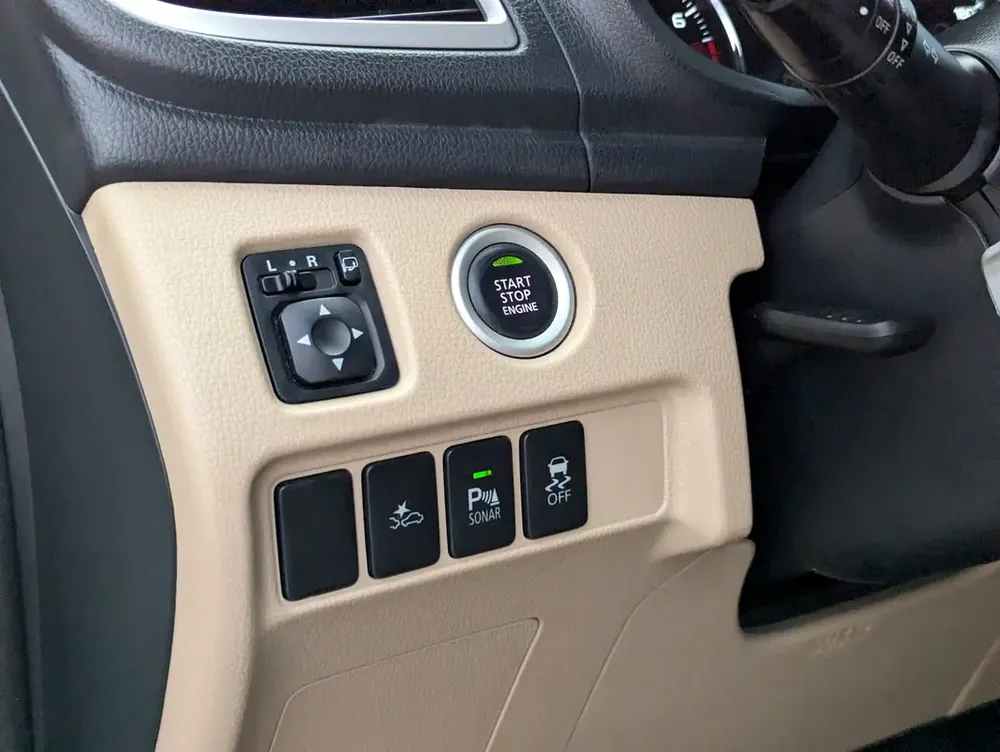 MITSUBISHI MONTERO SPORT 2016 GLS 4WD TOP LINE GCC IN EXCELLENT CONDITION - Image 9