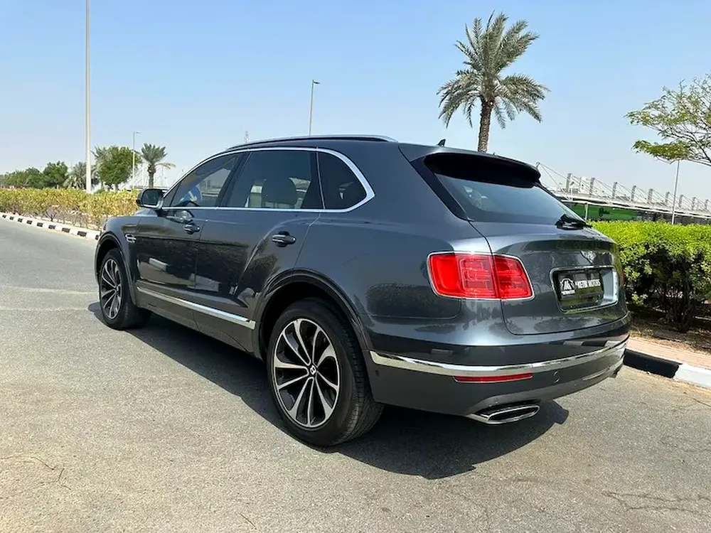Bentley Bentayga W12 First Edition AWD 2017 GCC Specs - Image 4