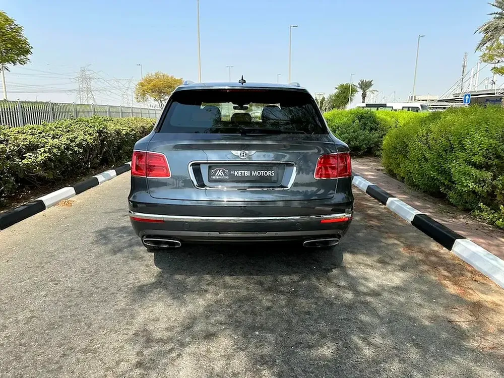 Bentley Bentayga W12 First Edition AWD 2017 GCC Specs - Image 5