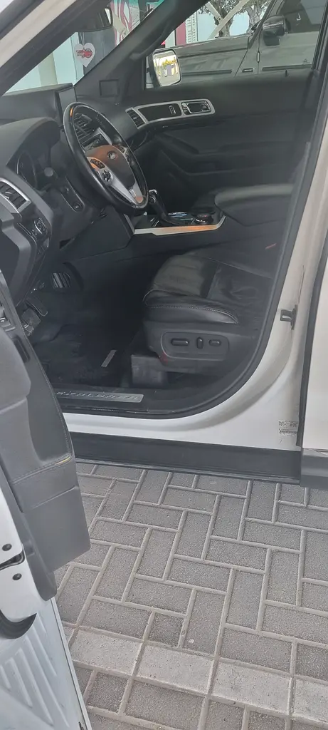 Ford Explorer Limited 2011 Japanese Specs - Pristine Condition - Image 9