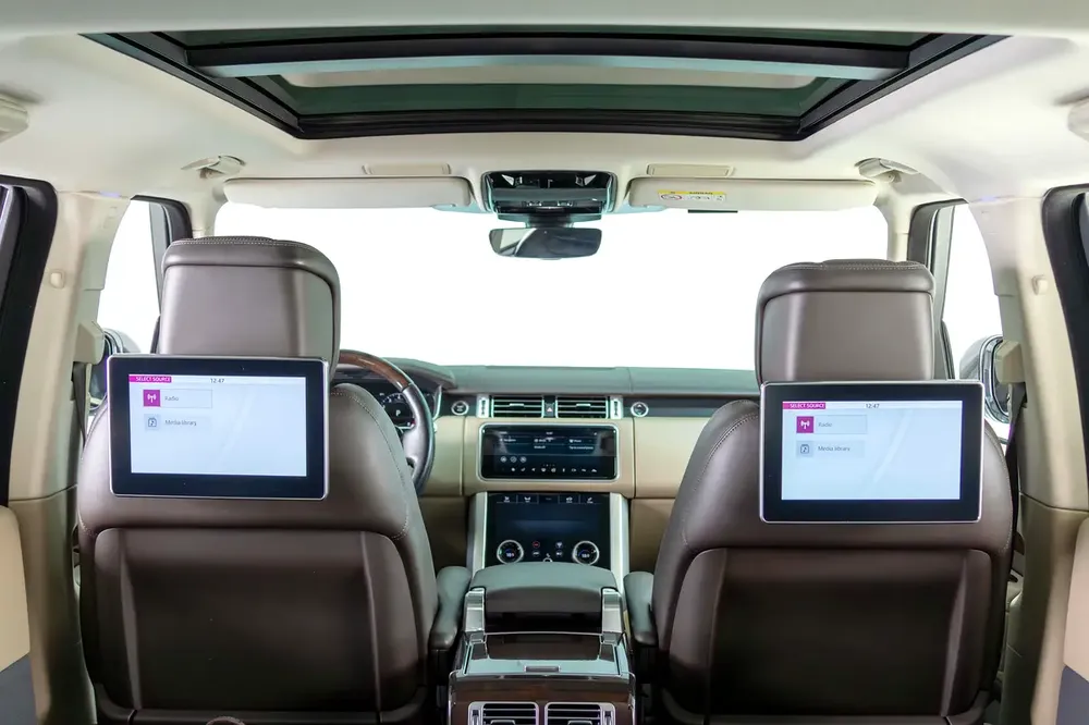 Range Rover Vogue Long Wheel Base-GCC-SVO Kit-Full Service History Available-Under Warranty - Image 11
