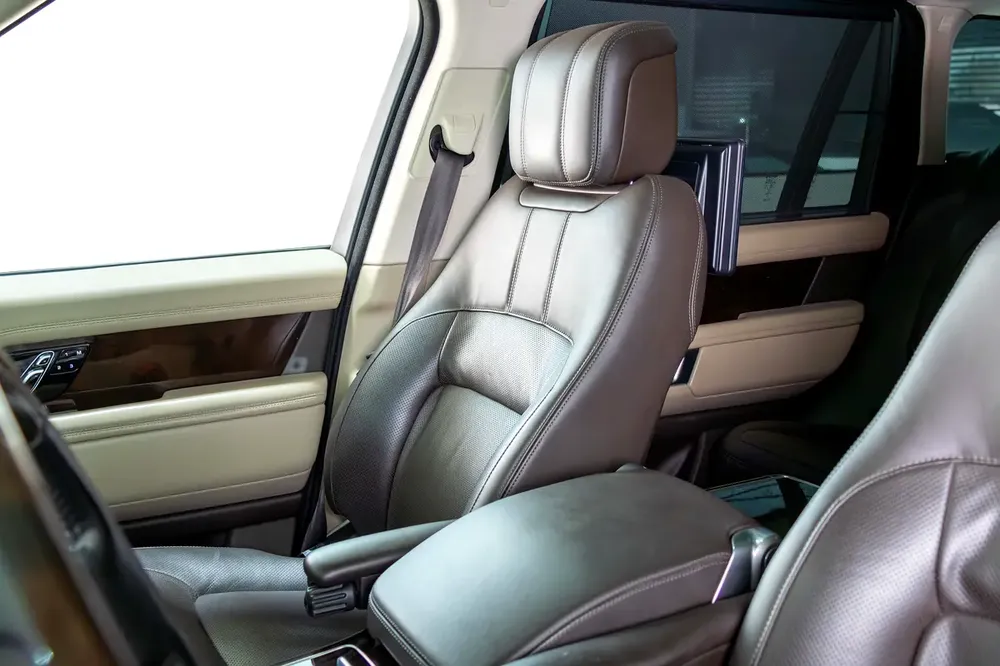 Range Rover Vogue Long Wheel Base-GCC-SVO Kit-Full Service History Available-Under Warranty - Image 16