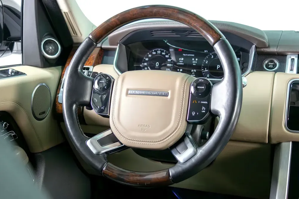 Range Rover Vogue Long Wheel Base-GCC-SVO Kit-Full Service History Available-Under Warranty - Image 18