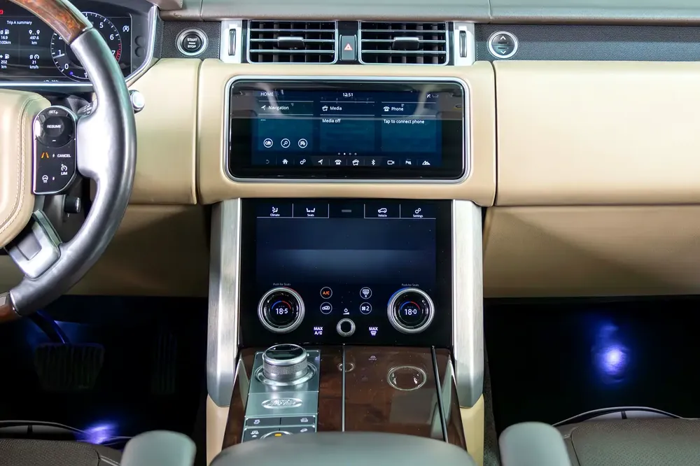 Range Rover Vogue Long Wheel Base-GCC-SVO Kit-Full Service History Available-Under Warranty - Image 20