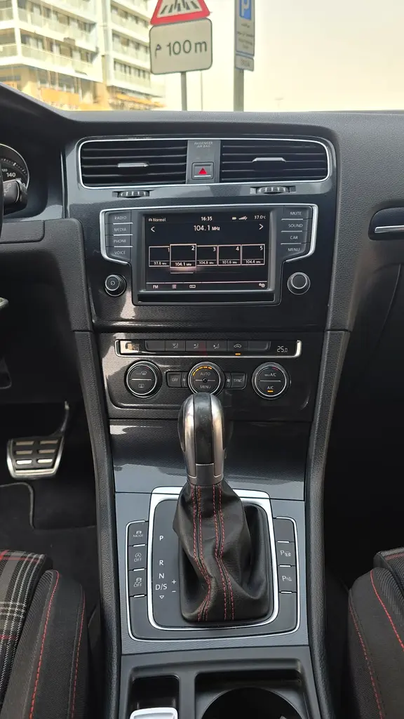 2016 Volkswagen Golf GTI SE | GCC Specs | Well Maintained | Great Condition - Image 11