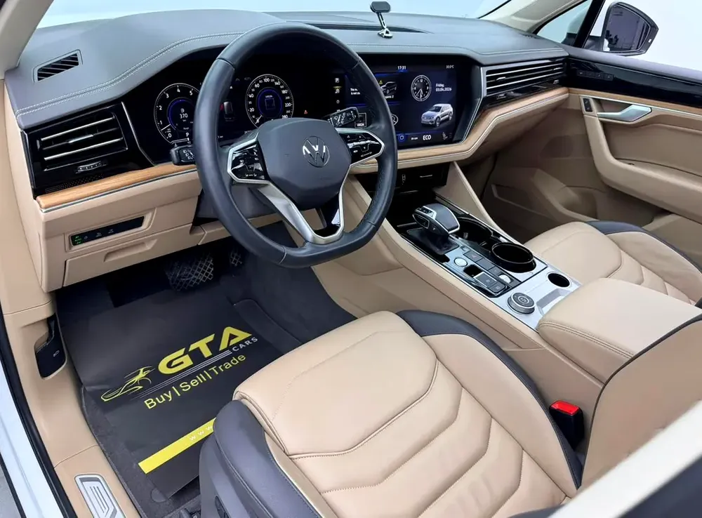 2023 Volkswagen Touareg highline Plus, 2029 VW Warranty + Service Pack, Full VW Service History, GCC - Image 10