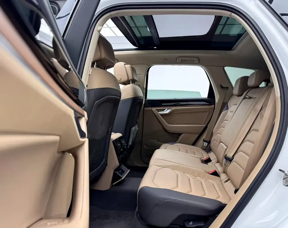 2023 Volkswagen Touareg highline Plus, 2029 VW Warranty + Service Pack, Full VW Service History, GCC - Image 17