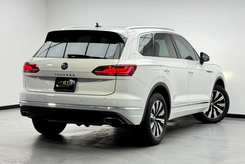 2023 Volkswagen Touareg highline Plus, 2029 VW Warranty + Service Pack, Full VW Service History, GCC - Image 4
