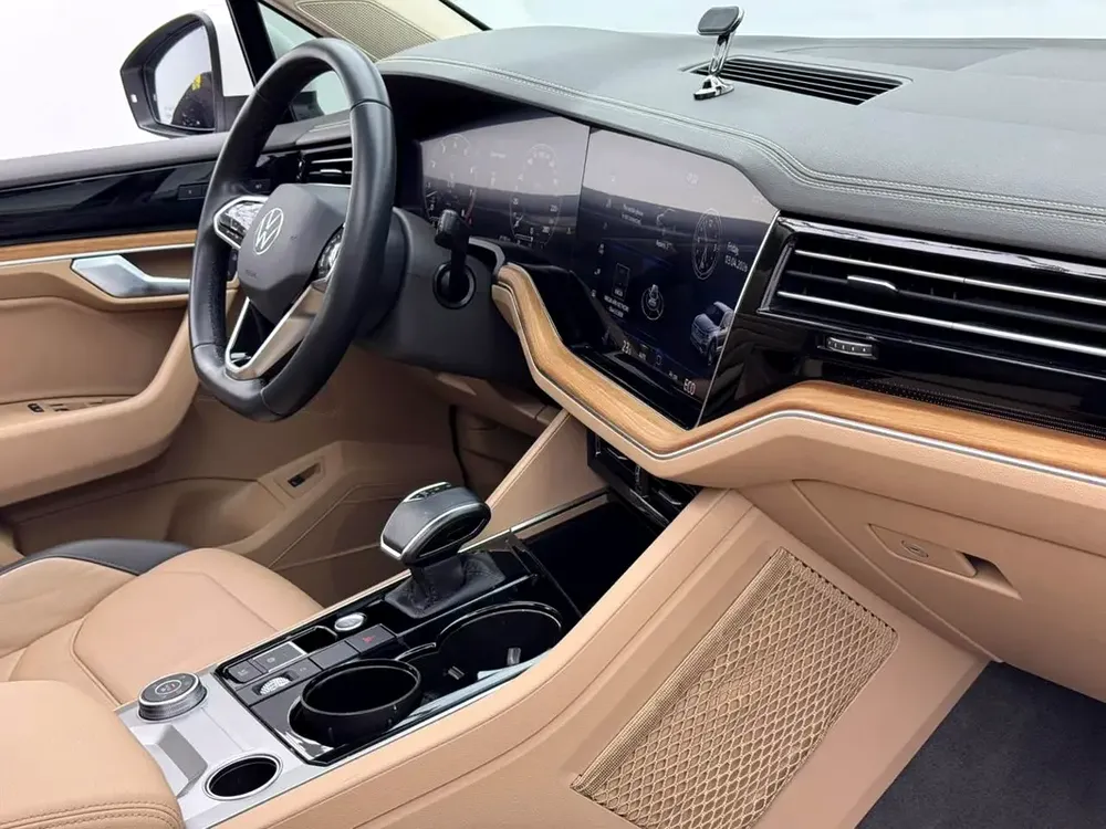 2023 Volkswagen Touareg highline Plus, 2029 VW Warranty + Service Pack, Full VW Service History, GCC - Image 7