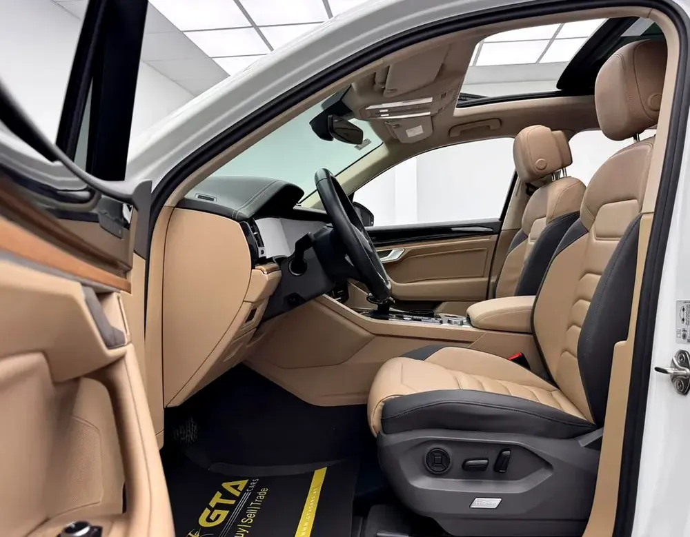 2023 Volkswagen Touareg highline Plus, 2029 VW Warranty + Service Pack, Full VW Service History, GCC - Image 8