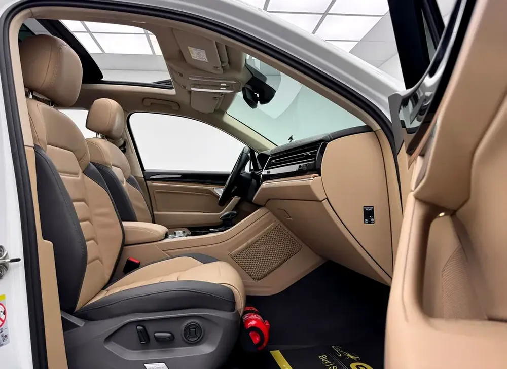 2023 Volkswagen Touareg highline Plus, 2029 VW Warranty + Service Pack, Full VW Service History, GCC - Image 9