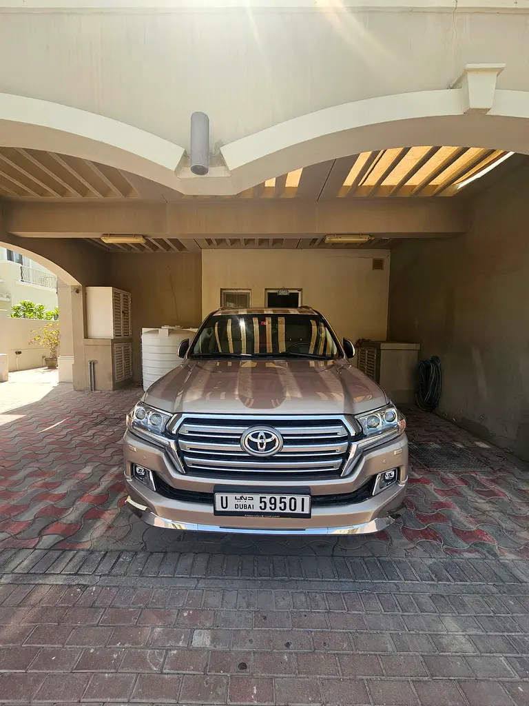Toyota Land Cruiser GXR 2018 | GCC Specs | V8 | Pristine Condition - Image 4