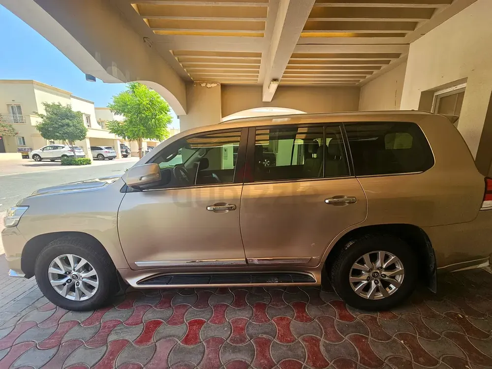 Toyota Land Cruiser GXR 2018 | GCC Specs | V8 | Pristine Condition - Image 5