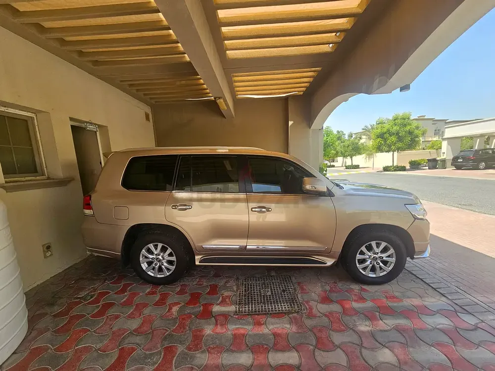 Toyota Land Cruiser GXR 2018 | GCC Specs | V8 | Pristine Condition - Image 6