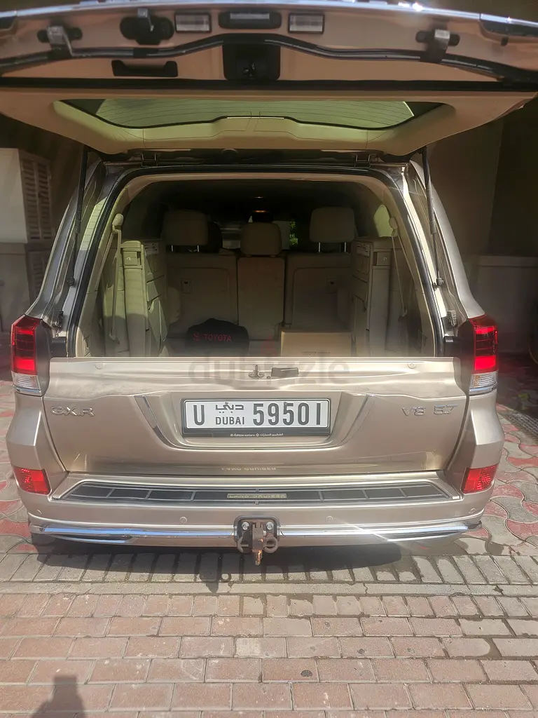 Toyota Land Cruiser GXR 2018 | GCC Specs | V8 | Pristine Condition - Image 8