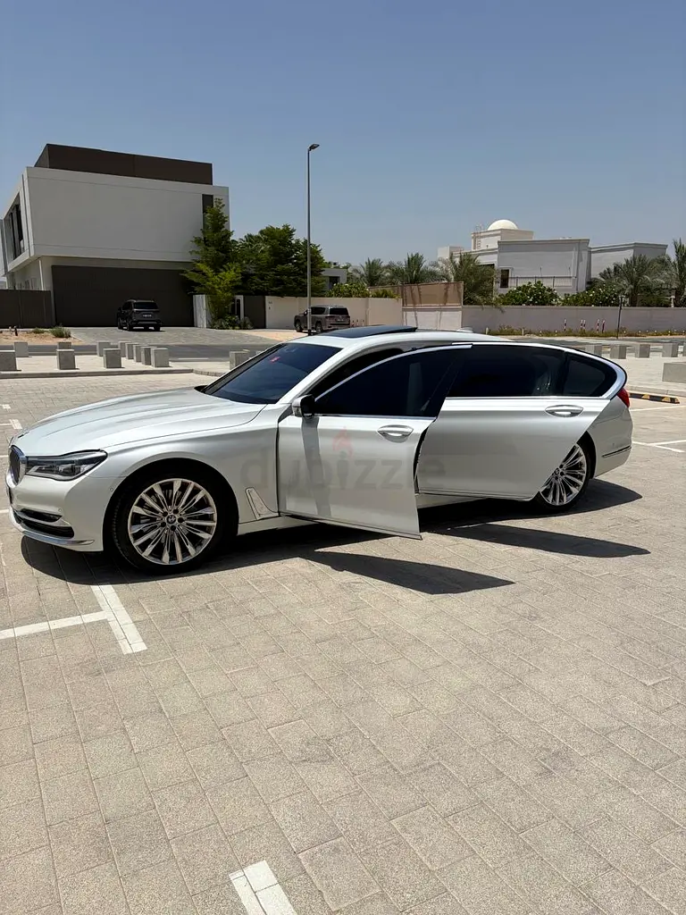 BMW 7-Series 730i 2018 | GCC Specs | Low Mileage | Luxury Sedan - Image 4