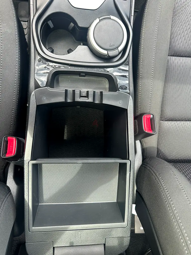 Santafe 3.3l AWD 2015 33000 km only - Image 17