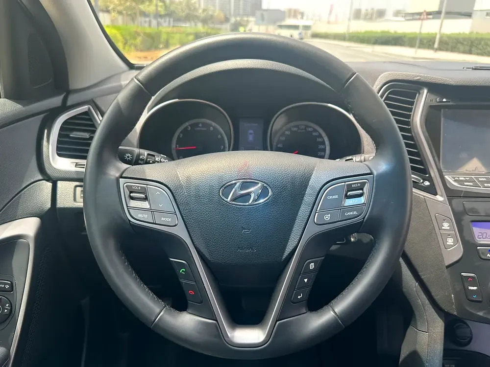 Santafe 3.3l AWD 2015 33000 km only - Image 8