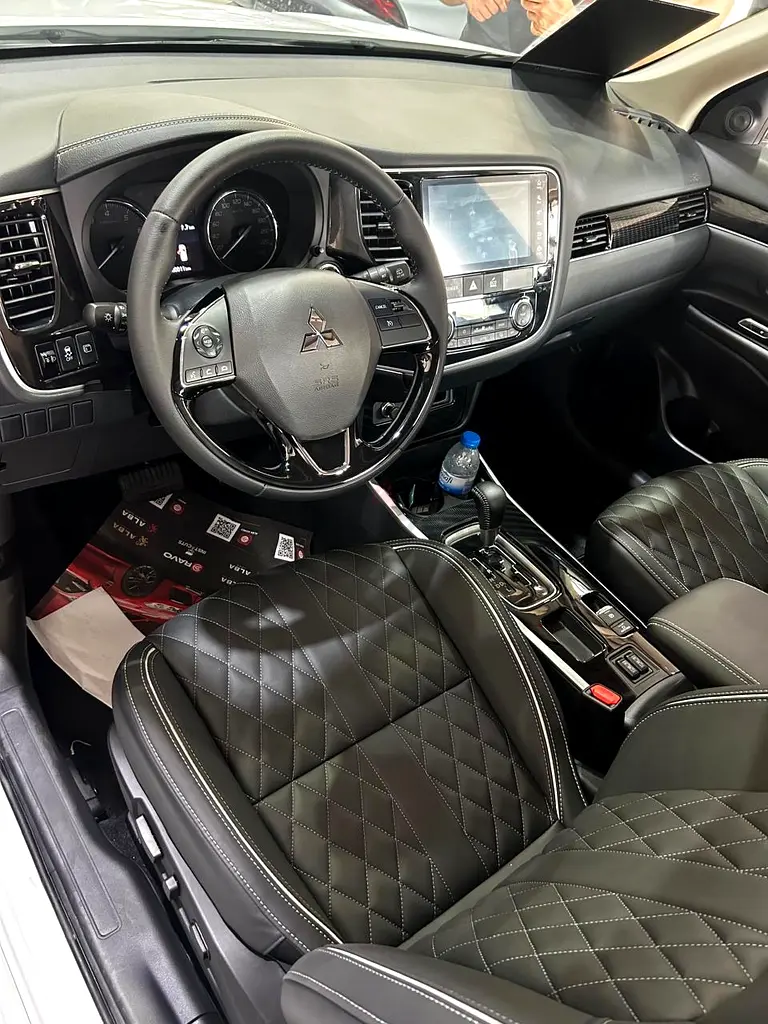 Mitsubishi Outlander Premium - Image 11