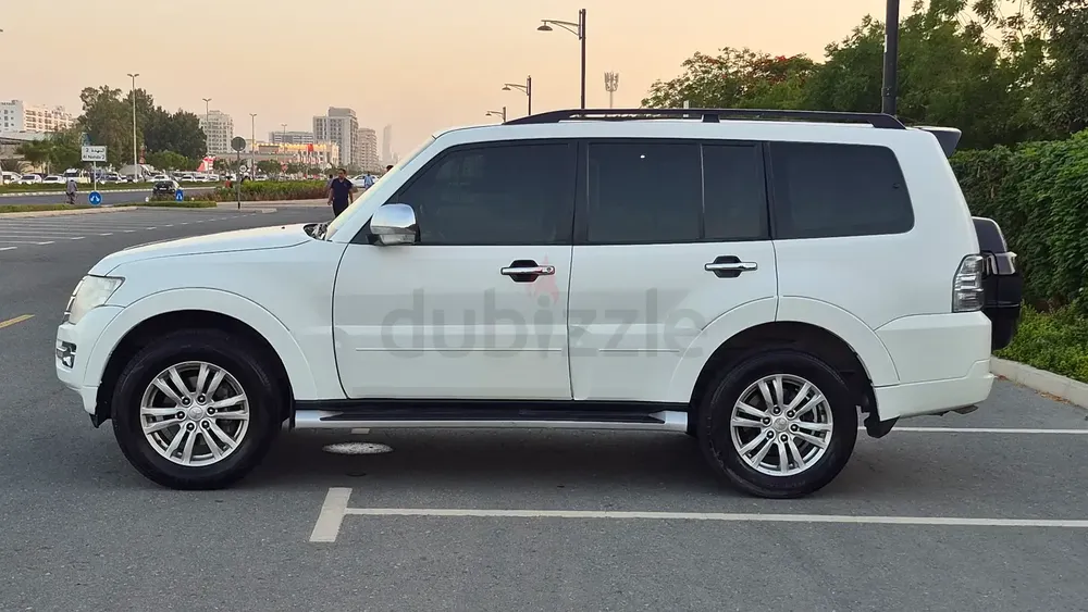PAJERO 3.8 CC, 2017 GCC SPEC, 130000 KM - Image 4