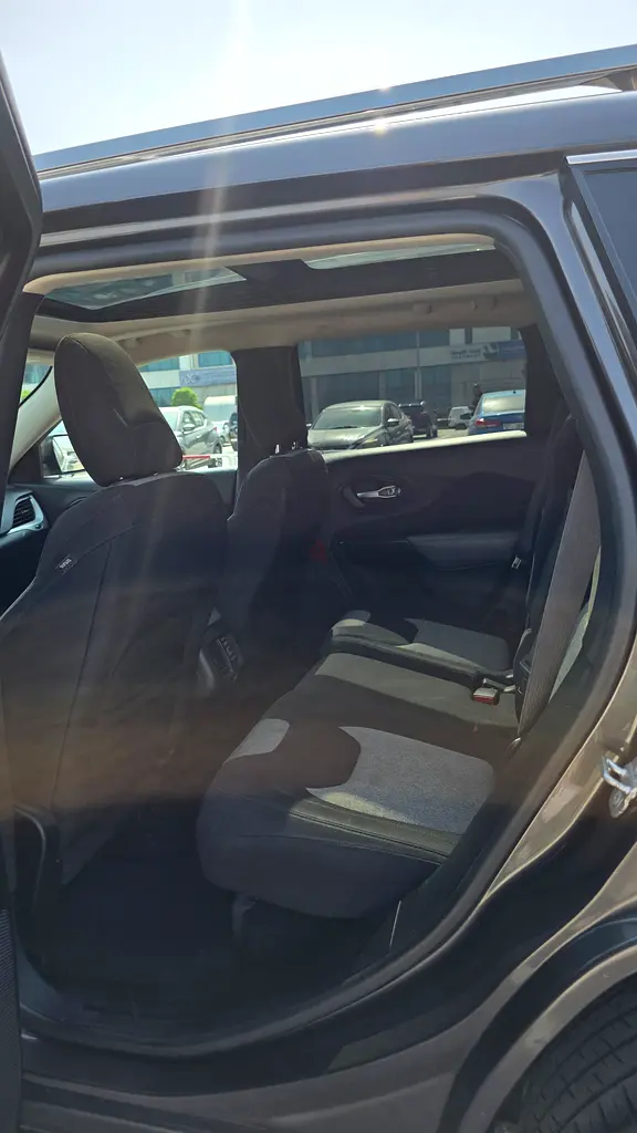 Jeep Cherokee Longitude 2014 | GCC Specs | Well Maintained - Image 10