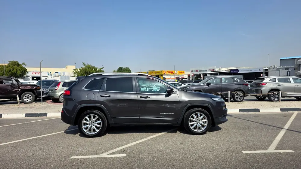 Jeep Cherokee Longitude 2014 | GCC Specs | Well Maintained - Image 12