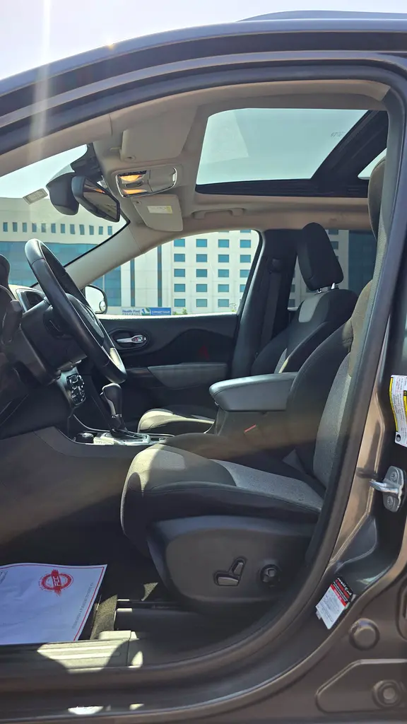 Jeep Cherokee Longitude 2014 | GCC Specs | Well Maintained - Image 15