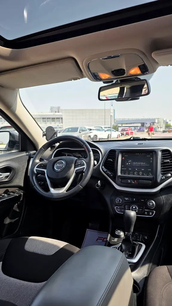 Jeep Cherokee Longitude 2014 | GCC Specs | Well Maintained - Image 16