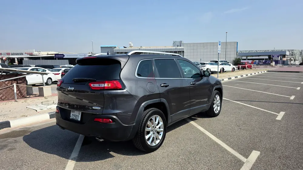Jeep Cherokee Longitude 2014 | GCC Specs | Well Maintained - Image 4