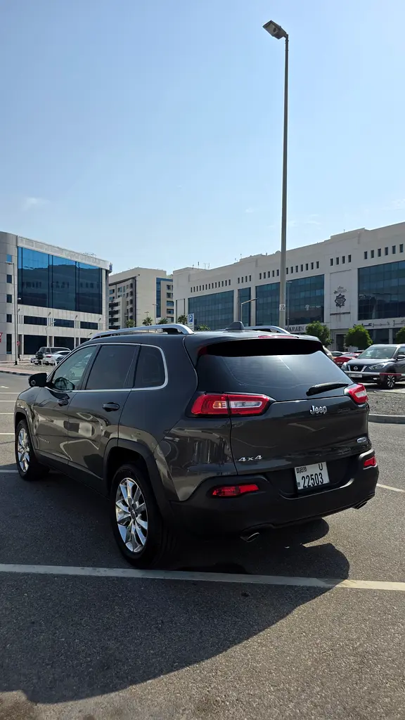 Jeep Cherokee Longitude 2014 | GCC Specs | Well Maintained - Image 6