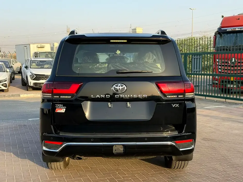 Toyota Land Cruiser VX 2023 | GCC Specs 0km - Image 4