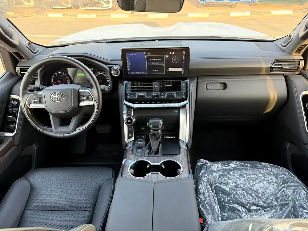 Toyota Land Cruiser VX 2023 | GCC Specs 0km - Image 6
