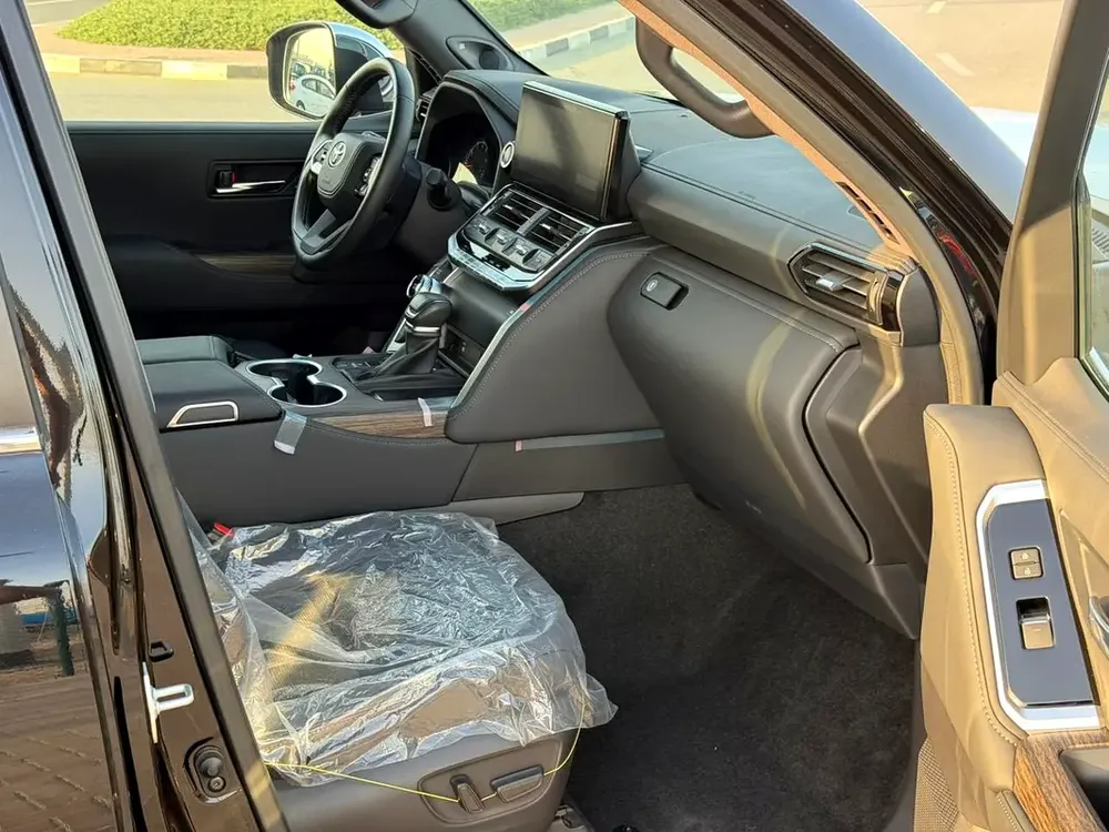 Toyota Land Cruiser VX 2023 | GCC Specs 0km - Image 8