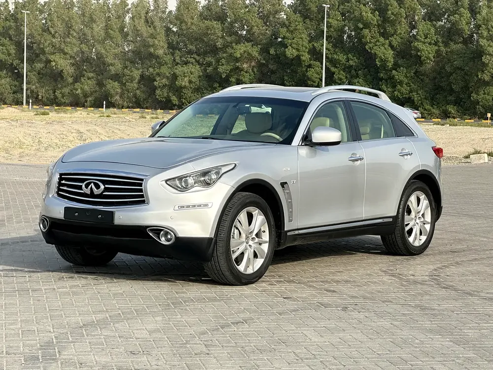 INFINITY QX70 MODEL 2015 GCC CAR PERFECT CONDITION INSIDE AND OUTSIDE FULL OPTION SUN ROOF - Image 11