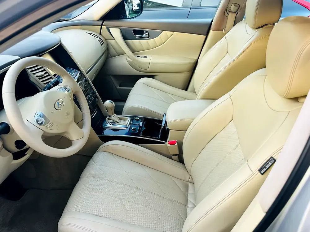 INFINITY QX70 MODEL 2015 GCC CAR PERFECT CONDITION INSIDE AND OUTSIDE FULL OPTION SUN ROOF - Image 12
