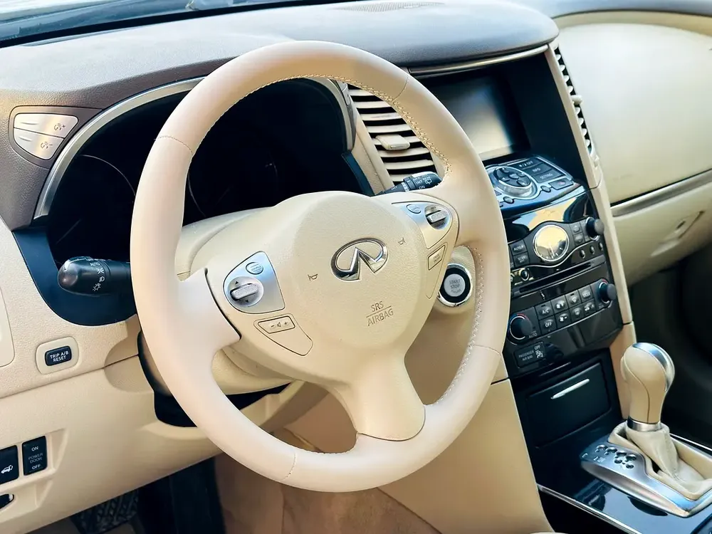 INFINITY QX70 MODEL 2015 GCC CAR PERFECT CONDITION INSIDE AND OUTSIDE FULL OPTION SUN ROOF - Image 15