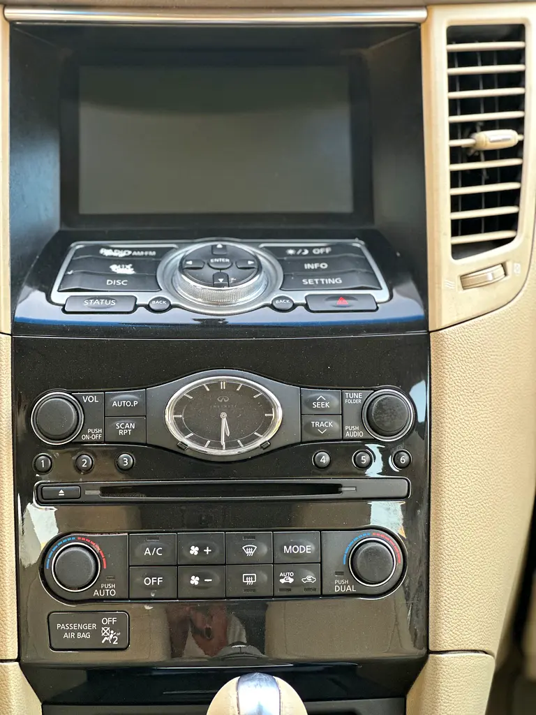INFINITY QX70 MODEL 2015 GCC CAR PERFECT CONDITION INSIDE AND OUTSIDE FULL OPTION SUN ROOF - Image 16