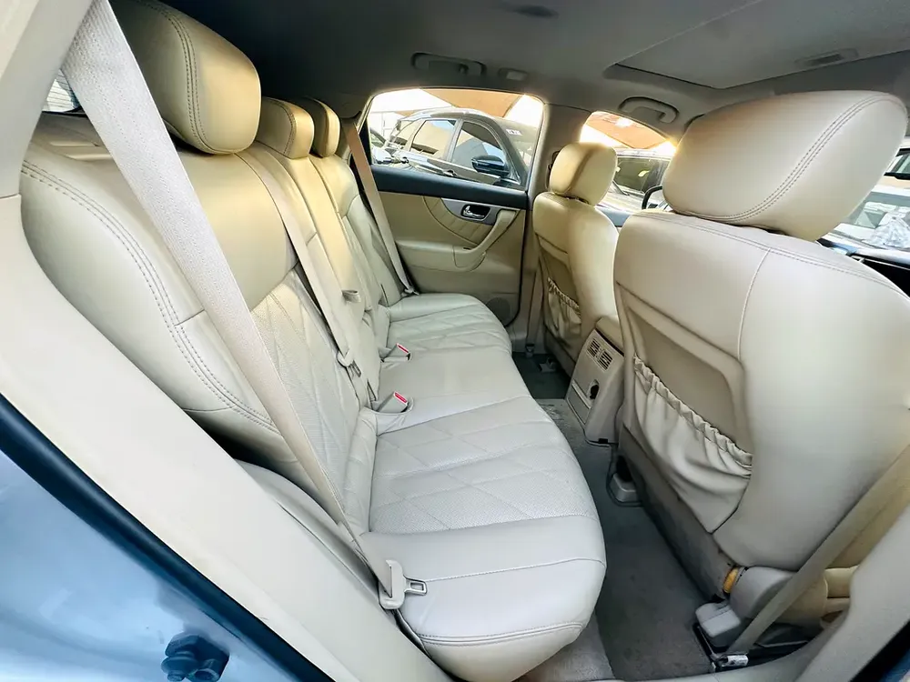 INFINITY QX70 MODEL 2015 GCC CAR PERFECT CONDITION INSIDE AND OUTSIDE FULL OPTION SUN ROOF - Image 19