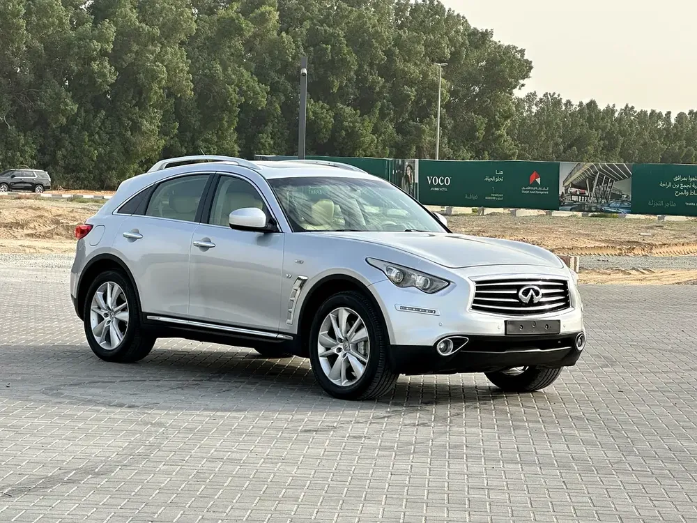 INFINITY QX70 MODEL 2015 GCC CAR PERFECT CONDITION INSIDE AND OUTSIDE FULL OPTION SUN ROOF - Image 4