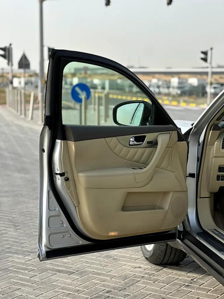 INFINITY QX70 MODEL 2015 GCC CAR PERFECT CONDITION INSIDE AND OUTSIDE FULL OPTION SUN ROOF - Image 5