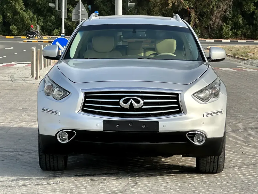INFINITY QX70 MODEL 2015 GCC CAR PERFECT CONDITION INSIDE AND OUTSIDE FULL OPTION SUN ROOF - Image 6