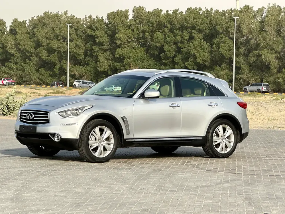 INFINITY QX70 MODEL 2015 GCC CAR PERFECT CONDITION INSIDE AND OUTSIDE FULL OPTION SUN ROOF - Image 8